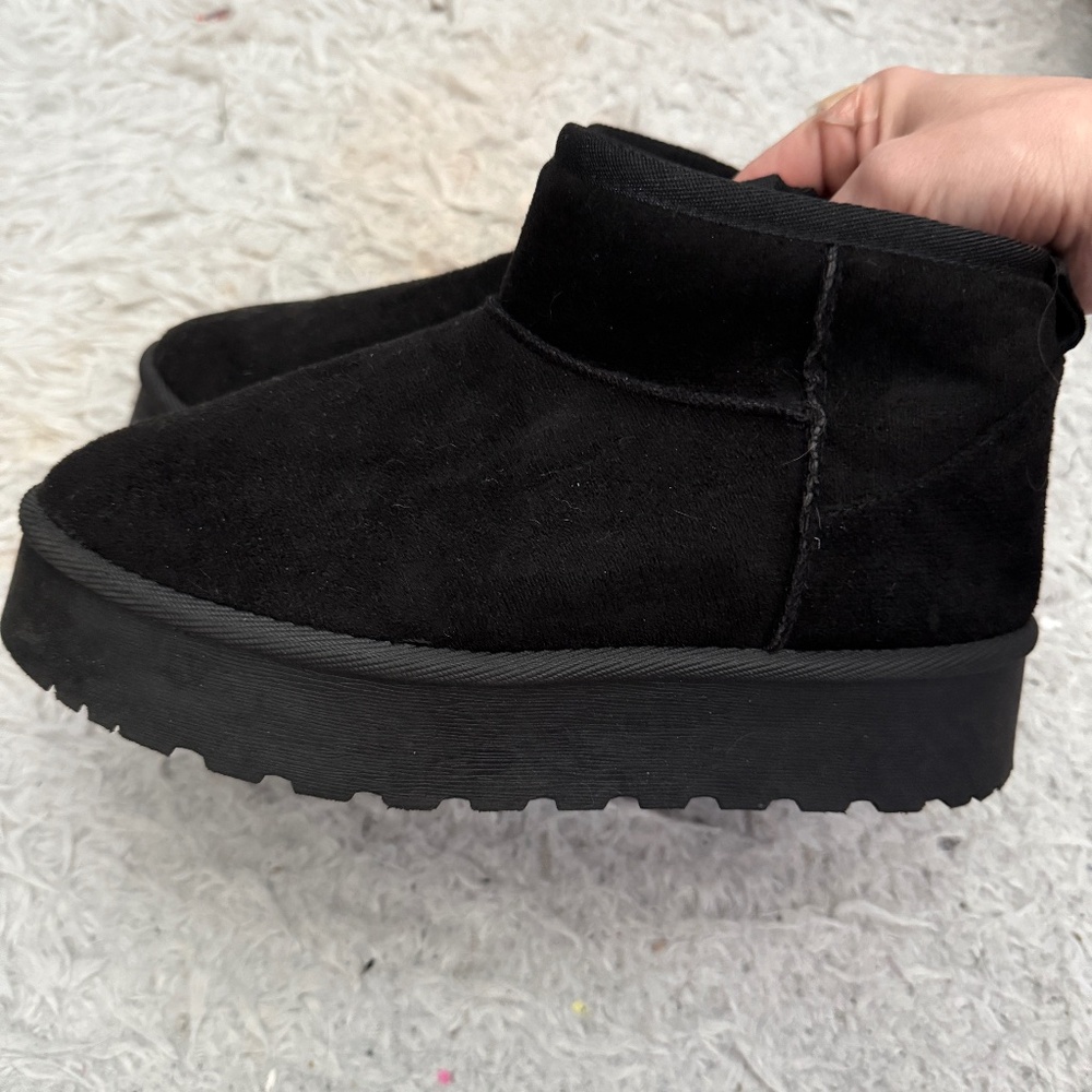 Womens black boots faux fur Size 9 (from Amazon)